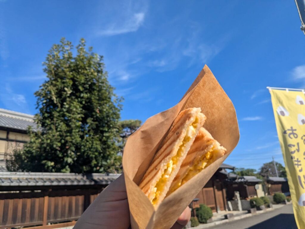 外で食べるホットサンドは格別です